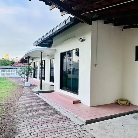 Beachside Antique Villa@14 Pax George Town Exterior photo