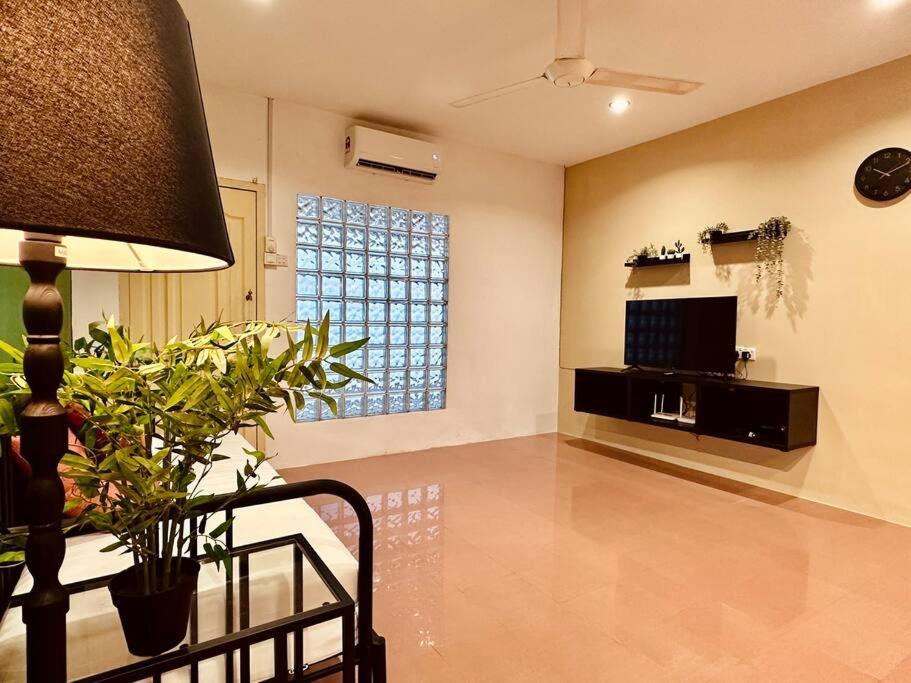 Beachside Antique Villa@14 Pax * George Town