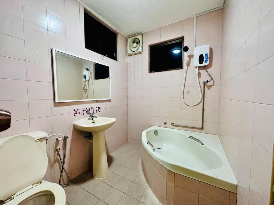 Beachside Antique Villa@14 Pax George Town