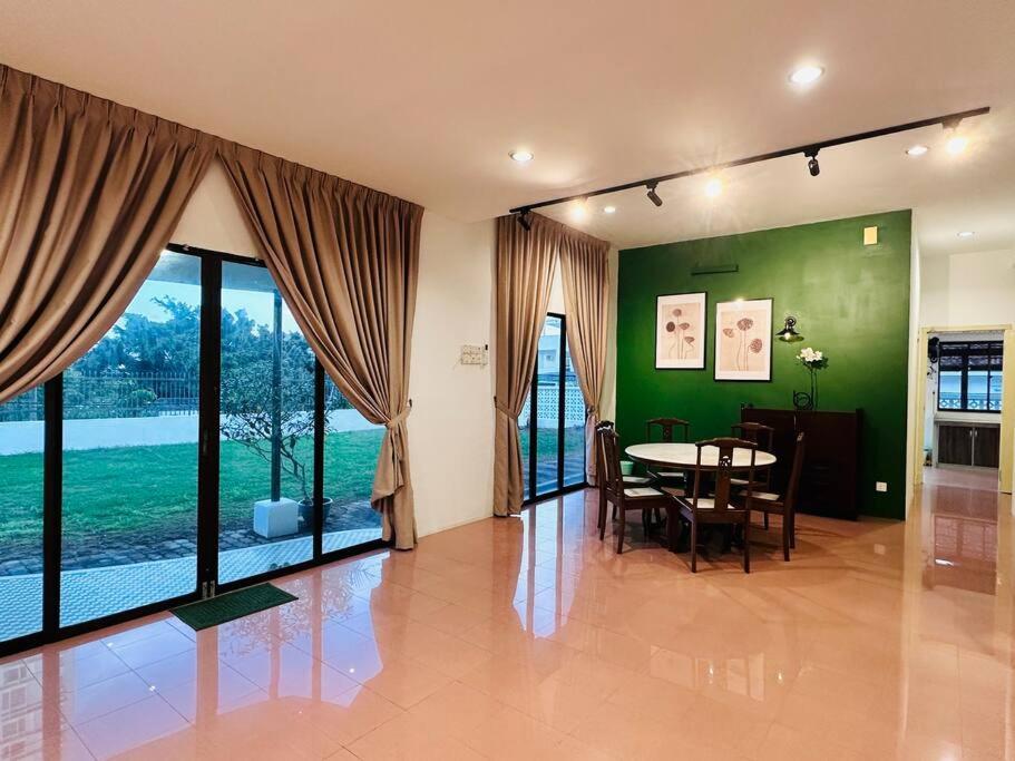 Beachside Antique Villa@14 Pax Holiday home George Town