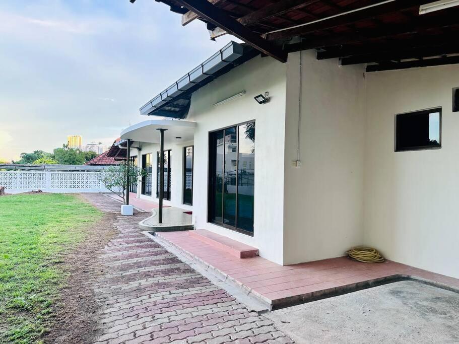 Beachside Antique Villa@14 Pax Holiday home George Town