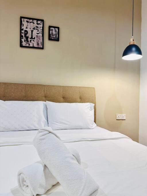 Beachside Antique Villa@14 Pax Holiday home George Town
