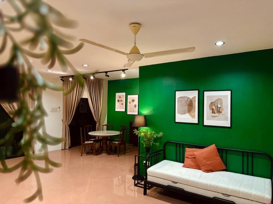 Beachside Antique Villa@14 Pax George Town