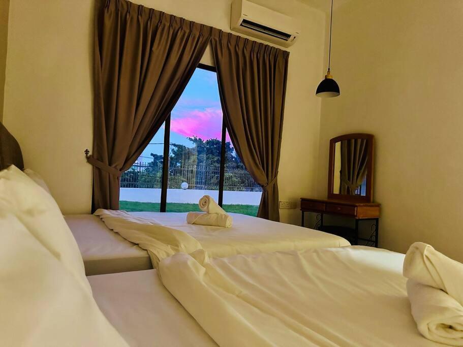 Beachside Antique Villa@14 Pax * George Town