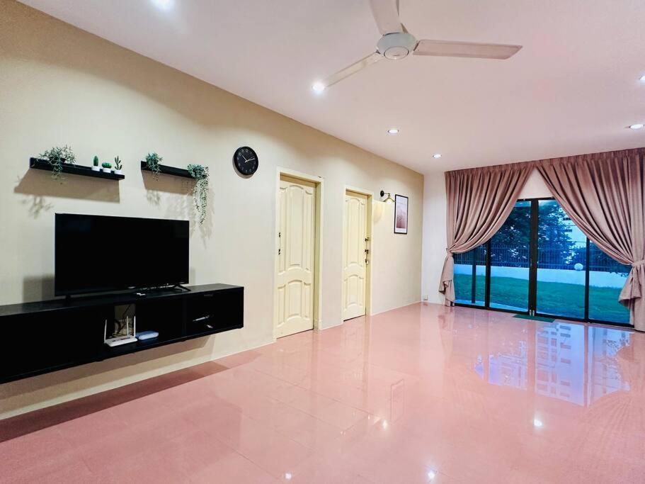 Beachside Antique Villa@14 Pax Holiday home