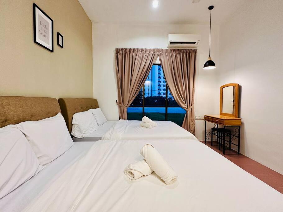 Beachside Antique Villa@14 Pax Holiday home George Town