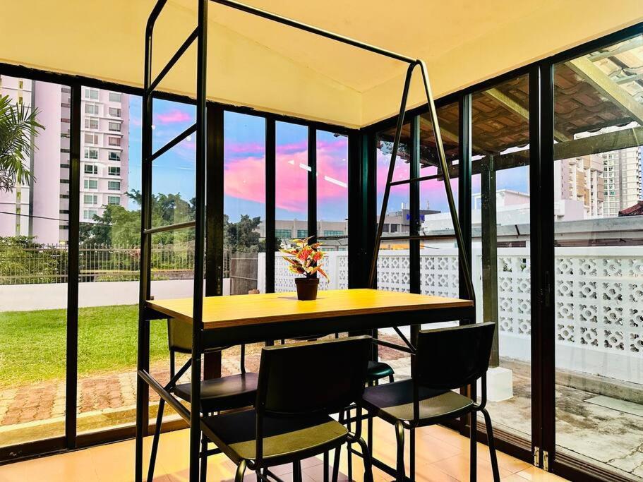 Beachside Antique Villa@14 Pax Holiday home