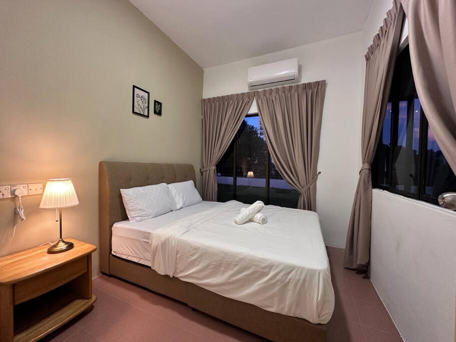 Beachside Antique Villa@14 Pax * George Town