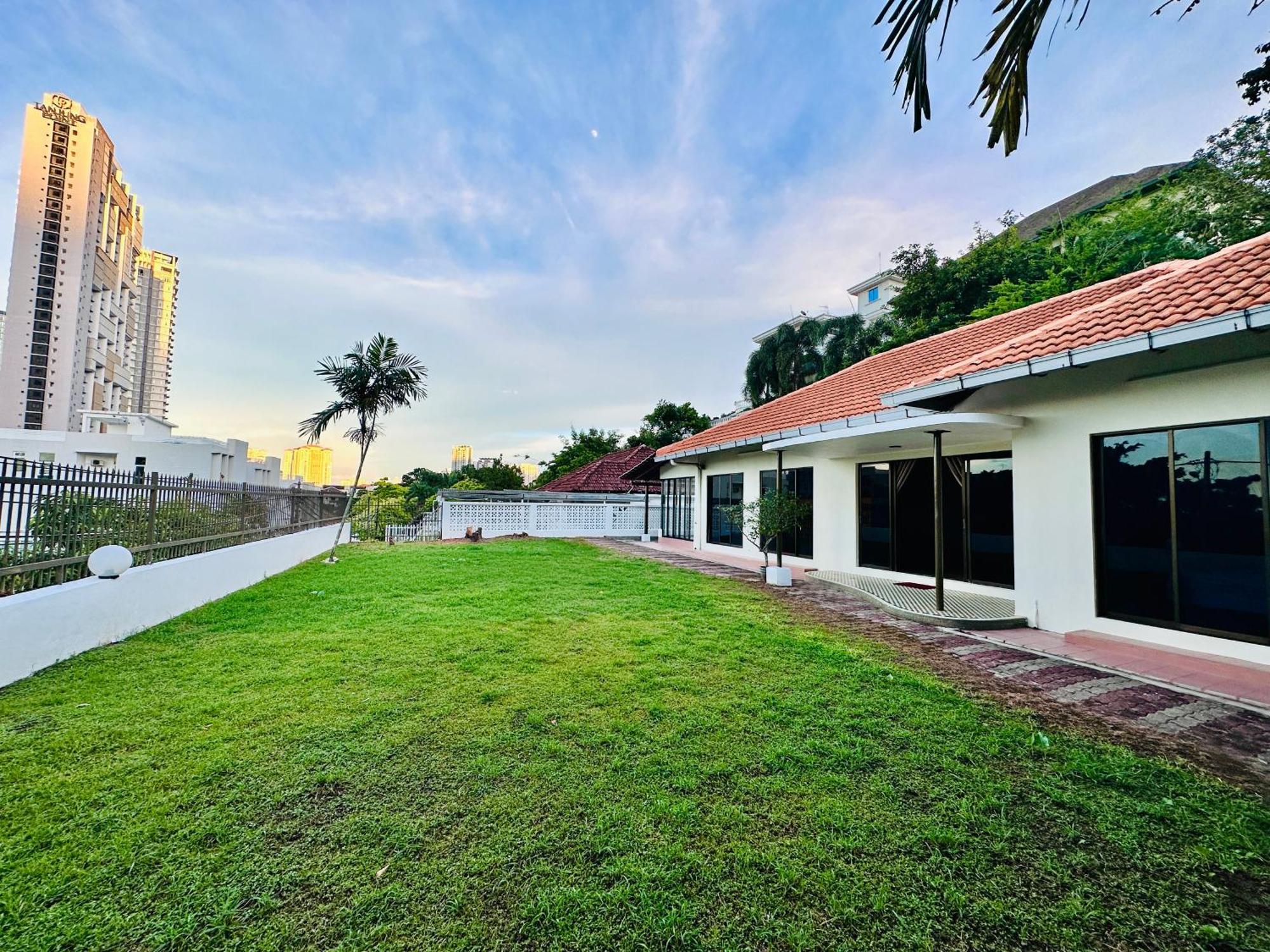 Beachside Antique Villa@14 Pax Holiday home George Town