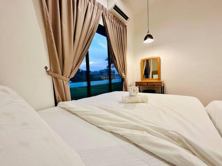 Beachside Antique Villa@14 Pax * George Town