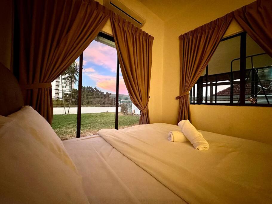 Beachside Antique Villa@14 Pax Holiday home