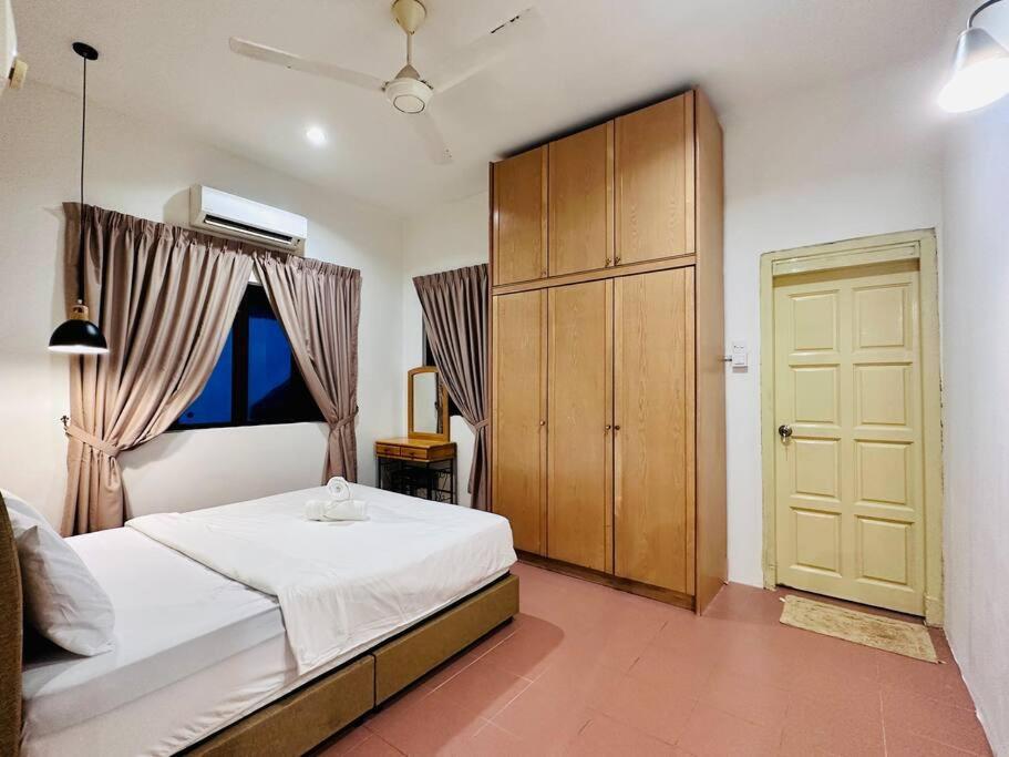 Beachside Antique Villa@14 Pax * George Town
