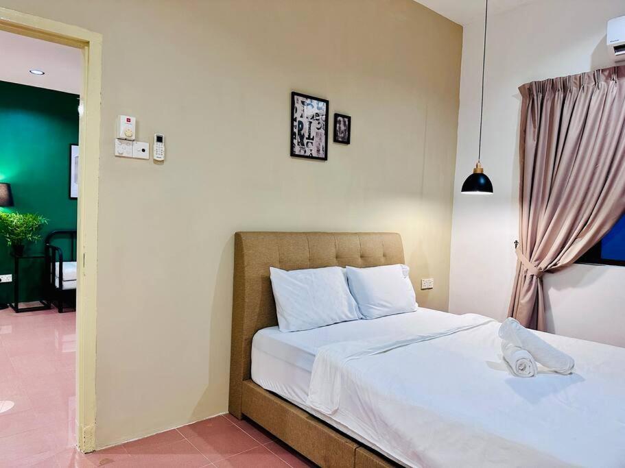 Beachside Antique Villa@14 Pax * George Town