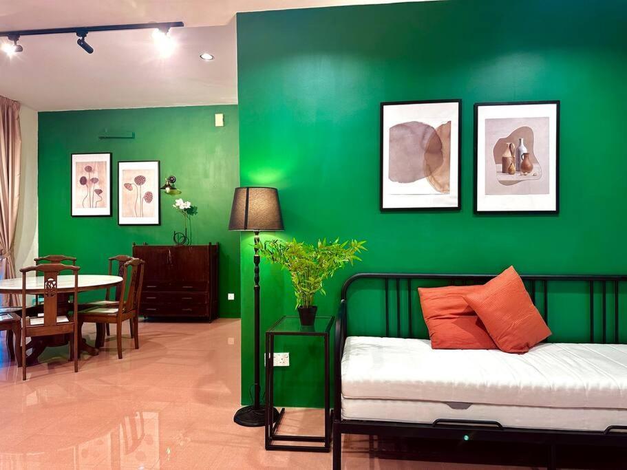 Beachside Antique Villa@14 Pax George Town