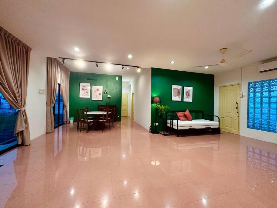 Beachside Antique Villa@14 Pax Holiday home *