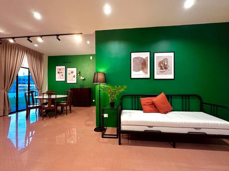 Beachside Antique Villa@14 Pax George Town